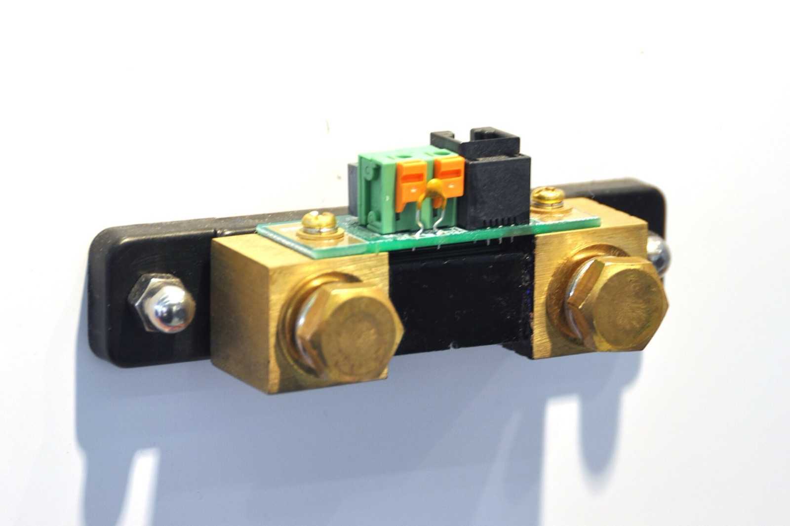 500 amp, 50 millivolt battery monitor shunt with two large brass bolt terminals and a small sense-wire connector