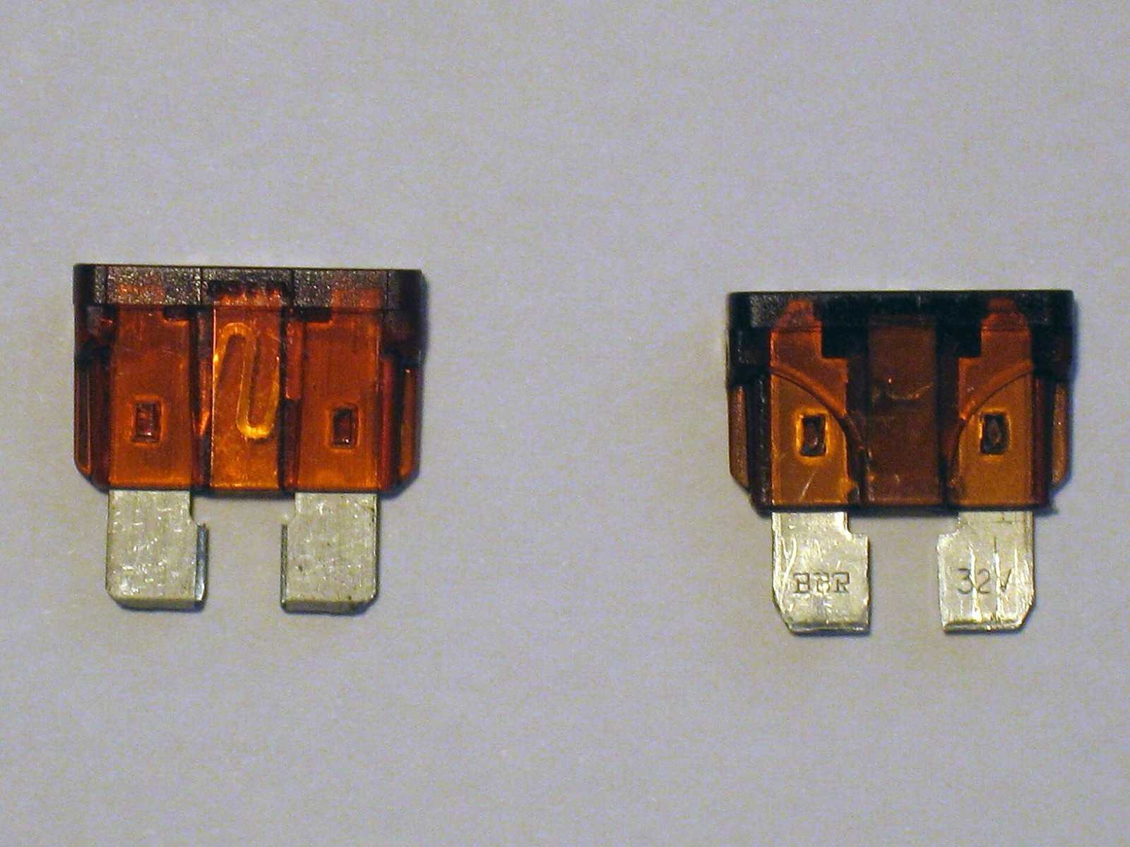 Two ATO blade fuses side by side, one with an intact element and one with the element melted through
